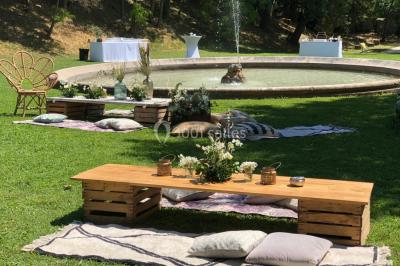 Vue aérienne d'une grande maison de style provençal avec des tables dressées pour un événement en extérieur.