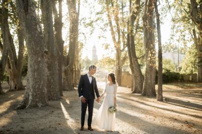 Vue aérienne d'une grande maison de style provençal avec des tables dressées pour un événement en extérieur.