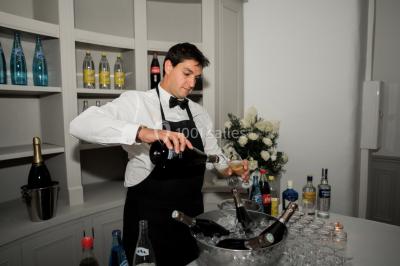 Vue aérienne d'une grande maison de style provençal avec des tables dressées pour un événement en extérieur.