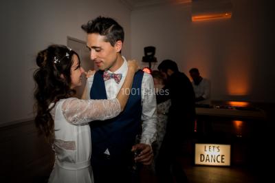 Vue aérienne d'une grande maison de style provençal avec des tables dressées pour un événement en extérieur.