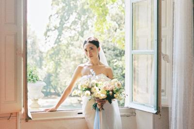 Vue aérienne d'une grande maison de style provençal avec des tables dressées pour un événement en extérieur.