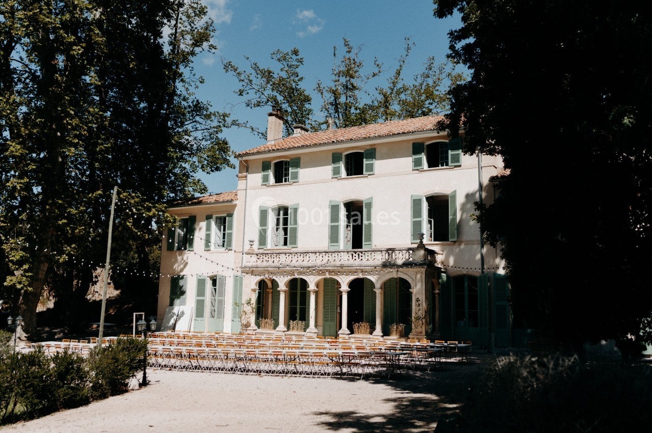 Location salle Marseille 14 (Bouches-du-Rhône) - Bastide de Toursainte #88 Façade d'une grande maison provençale entourée d'arbres, avec des chaises disposées en extérieur sur une terrasse.