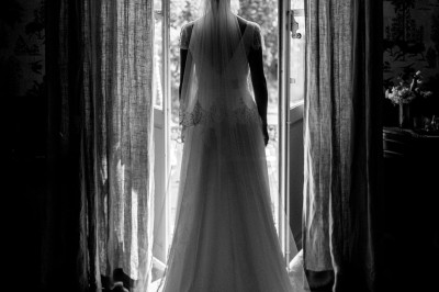 Miniature Location salle Marseille 14 (Bouches-du-Rhône) - Bastide de Toursainte #89 Chaises transparentes disposées en rangées sur une allée blanche, entourées d'arbres dans un cadre extérieur.