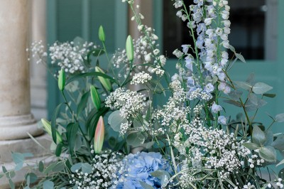 Miniature Location salle Marseille 14 (Bouches-du-Rhône) - Bastide de Toursainte #90 Chaises transparentes disposées en rangées sur une allée blanche, entourées d'arbres dans un cadre extérieur.