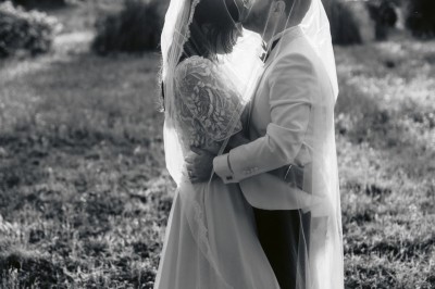 Miniature Location salle Marseille 14 (Bouches-du-Rhône) - Bastide de Toursainte #94 Chaises transparentes disposées en rangées sur une allée blanche, entourées d'arbres dans un cadre extérieur.