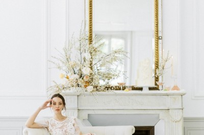 Miniature Location salle Marseille 14 (Bouches-du-Rhône) - Bastide de Toursainte #97 Chaises transparentes disposées en rangées sur une allée blanche, entourées d'arbres dans un cadre extérieur.