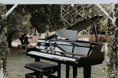 Miniature Location salle Marseille 14 (Bouches-du-Rhône) - Bastide de Toursainte #98 Chaises transparentes disposées en rangées sur une allée blanche, entourées d'arbres dans un cadre extérieur.