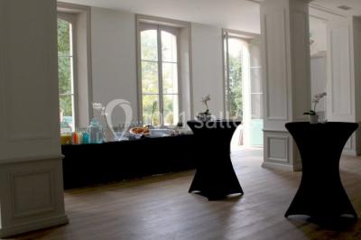 Deux lavabos avec miroir mural, sèche-mains mural blanc et décoration minimaliste dans une salle de bain moderne.