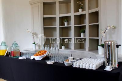 Deux lavabos avec miroir mural, sèche-mains mural blanc et décoration minimaliste dans une salle de bain moderne.