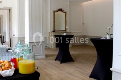 Deux lavabos avec miroir mural, sèche-mains mural blanc et décoration minimaliste dans une salle de bain moderne.