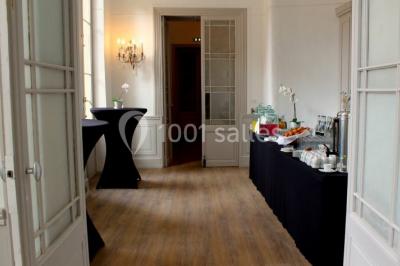 Deux lavabos avec miroir mural, sèche-mains mural blanc et décoration minimaliste dans une salle de bain moderne.