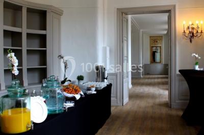 Deux lavabos avec miroir mural, sèche-mains mural blanc et décoration minimaliste dans une salle de bain moderne.