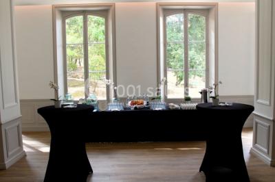 Deux lavabos avec miroir mural, sèche-mains mural blanc et décoration minimaliste dans une salle de bain moderne.