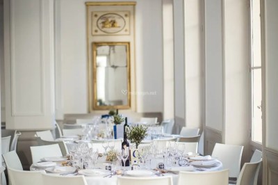 Miniature Location salle Marseille (Bouches-du-Rhône) - Bastide De Toursainte #20 Écran de projection en plein air installé dans un parc, entouré de chaises blanches et de quelques personnes.