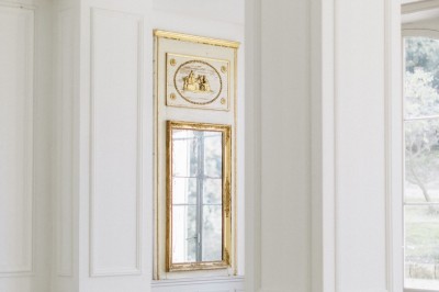 Miniature Location salle Marseille (Bouches-du-Rhône) - Bastide De Toursainte #21 Écran de projection en plein air installé dans un parc, entouré de chaises blanches et de quelques personnes.