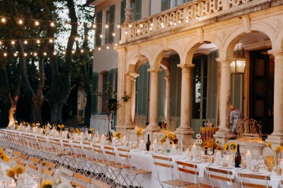 Miniature Location salle Marseille (Bouches-du-Rhône) - Bastide De Toursainte #23 Écran de projection en plein air installé dans un parc, entouré de chaises blanches et de quelques personnes.