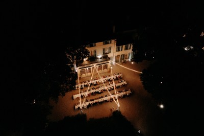 Miniature Location salle Marseille (Bouches-du-Rhône) - Bastide De Toursainte #25 Écran de projection en plein air installé dans un parc, entouré de chaises blanches et de quelques personnes.