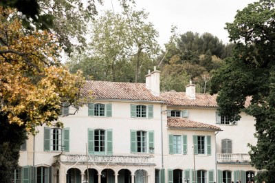 Miniature Location salle Marseille (Bouches-du-Rhône) - Bastide De Toursainte #29 Écran de projection en plein air installé dans un parc, entouré de chaises blanches et de quelques personnes.