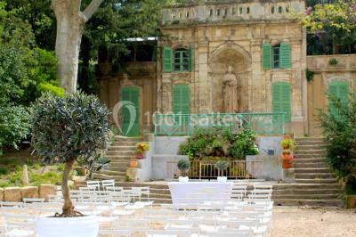 Deux lavabos avec miroir mural, sèche-mains mural blanc et décoration minimaliste dans une salle de bain moderne.