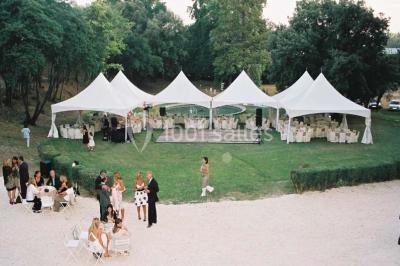 Deux lavabos avec miroir mural, sèche-mains mural blanc et décoration minimaliste dans une salle de bain moderne.