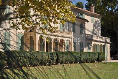 Deux lavabos avec miroir mural, sèche-mains mural blanc et décoration minimaliste dans une salle de bain moderne.