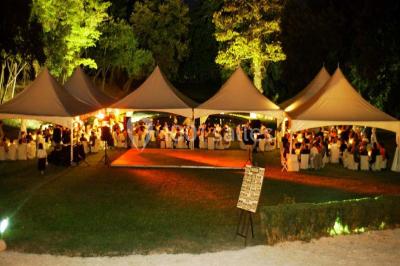 Deux lavabos avec miroir mural, sèche-mains mural blanc et décoration minimaliste dans une salle de bain moderne.