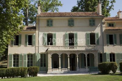 Deux lavabos avec miroir mural, sèche-mains mural blanc et décoration minimaliste dans une salle de bain moderne.