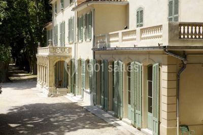 Deux lavabos avec miroir mural, sèche-mains mural blanc et décoration minimaliste dans une salle de bain moderne.