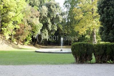 Deux lavabos avec miroir mural, sèche-mains mural blanc et décoration minimaliste dans une salle de bain moderne.