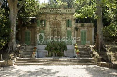Deux lavabos avec miroir mural, sèche-mains mural blanc et décoration minimaliste dans une salle de bain moderne.