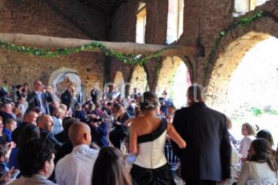 Deux voitures à pédales rétro sur un tapis rouge devant une tente tipi et un tableau noir dans un jardin.