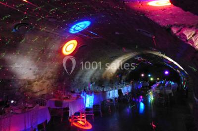 Deux voitures à pédales rétro sur un tapis rouge devant une tente tipi et un tableau noir dans un jardin.