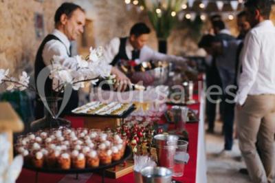 Deux voitures à pédales rétro sur un tapis rouge devant une tente tipi et un tableau noir dans un jardin.