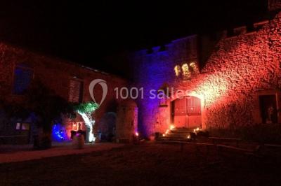 Deux voitures à pédales rétro sur un tapis rouge devant une tente tipi et un tableau noir dans un jardin.