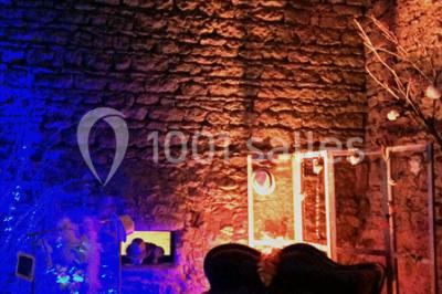 Deux voitures à pédales rétro sur un tapis rouge devant une tente tipi et un tableau noir dans un jardin.