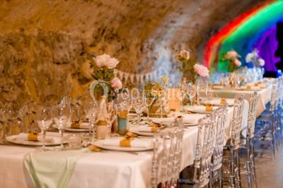 Deux voitures à pédales rétro sur un tapis rouge devant une tente tipi et un tableau noir dans un jardin.