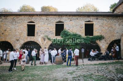 Deux voitures à pédales rétro sur un tapis rouge devant une tente tipi et un tableau noir dans un jardin.