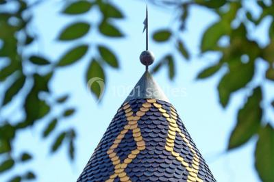 Deux voitures à pédales rétro sur un tapis rouge devant une tente tipi et un tableau noir dans un jardin.