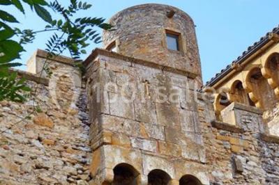 Deux voitures à pédales rétro sur un tapis rouge devant une tente tipi et un tableau noir dans un jardin.