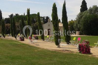 Miniature Location salle Fourques (Gard) - Salle de réception La Rose d'Argence #6 Petite chapelle en pierre éclairée par des lumières colorées dans un environnement nocturne.