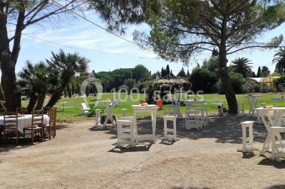 Miniature Location salle Fourques (Gard) - Salle de réception La Rose d'Argence #5 Petite chapelle en pierre éclairée par des lumières colorées dans un environnement nocturne.
