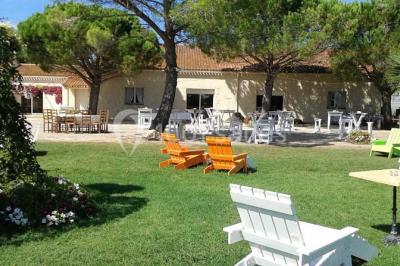 Miniature Location salle Fourques (Gard) - Salle de réception La Rose d'Argence #2 Petite chapelle en pierre éclairée par des lumières colorées dans un environnement nocturne.