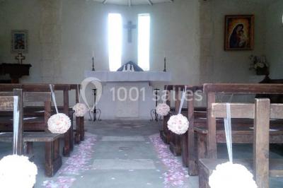 Miniature Location salle Fourques (Gard) - Salle de réception La Rose d'Argence #18 Petite chapelle en pierre éclairée par des lumières colorées dans un environnement nocturne.