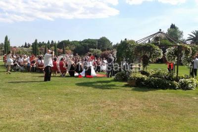 Miniature Location salle Fourques (Gard) - Salle de réception La Rose d'Argence #14 Petite chapelle en pierre éclairée par des lumières colorées dans un environnement nocturne.