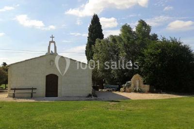 Miniature Location salle Fourques (Gard) - Salle de réception La Rose d'Argence #16 Petite chapelle en pierre éclairée par des lumières colorées dans un environnement nocturne.