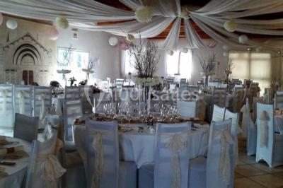 Miniature Location salle Fourques (Gard) - Salle de réception La Rose d'Argence #11 Petite chapelle en pierre éclairée par des lumières colorées dans un environnement nocturne.