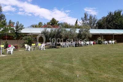 Miniature Location salle Fourques (Gard) - Salle de réception La Rose d'Argence #21 Petite chapelle en pierre éclairée par des lumières colorées dans un environnement nocturne.
