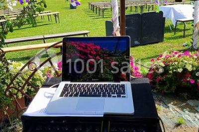Miniature Location salle Fourques (Gard) - Salle de réception La Rose d'Argence #10 Petite chapelle en pierre éclairée par des lumières colorées dans un environnement nocturne.