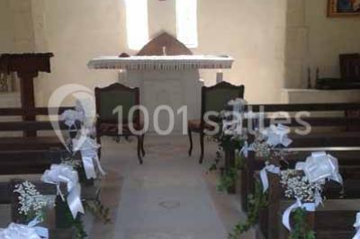 Miniature Location salle Fourques (Gard) - Salle de réception La Rose d'Argence #19 Petite chapelle en pierre éclairée par des lumières colorées dans un environnement nocturne.