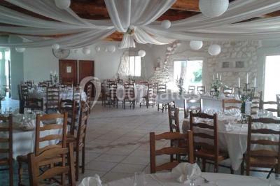Miniature Location salle Fourques (Gard) - Salle de réception La Rose d'Argence #12 Petite chapelle en pierre éclairée par des lumières colorées dans un environnement nocturne.